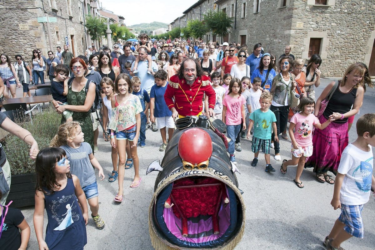 Un espectacle itinerant en la primera edició del Giracirc | ALBERT LLIMÓS